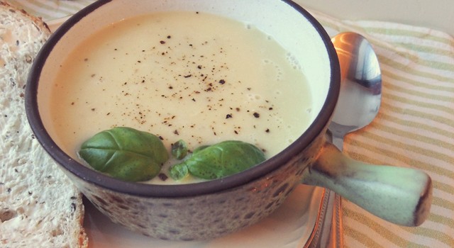 Pittige courgettesoep met roomkaas
