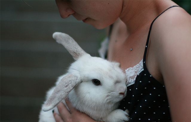 Een hele oude foto van mij en Bunny von D, is ze niet het liefste konijn van de wereld?!