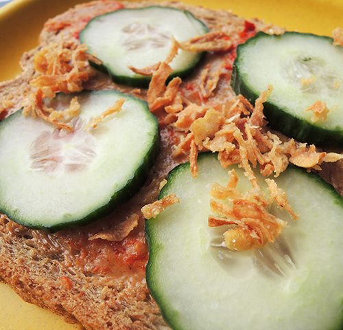 brood met pindakaas komkommer en sambal