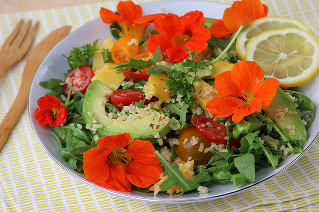recept salade met eetbare bloemen