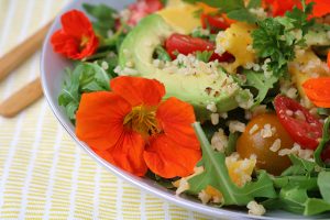 salade met eetbare bloemen