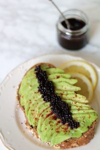 Avocado toast met vegan kaviaar