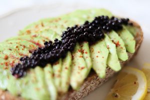 Avocado toast met vegan kaviaar