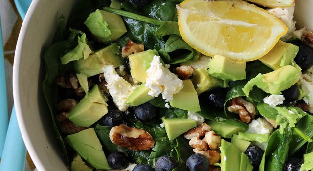 Recept: Gezonde spinaziesalade met blauwe bessen en feta