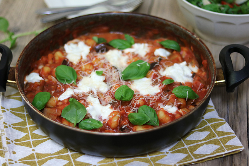 Recept: One Pot Gnocchi met tomatensaus, mozzarella en cannellinibonen