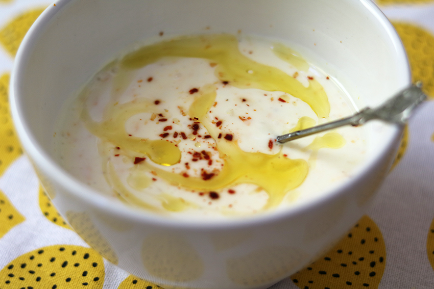 Recept: Geroosterde bloemkool met sinaasappel-yoghurtsaus